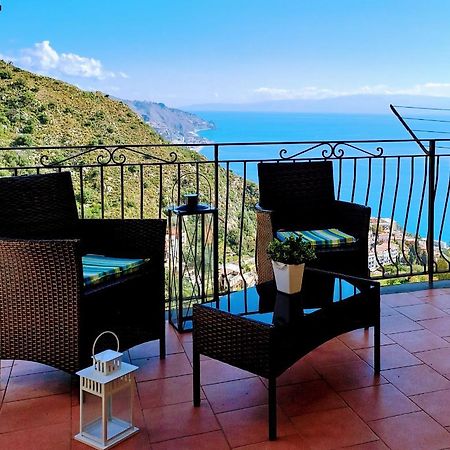 Tao Charming Apartment Taormina Bagian luar foto